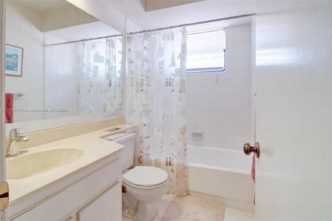 Casa en venta en Hialeah, Florida, 4 dormitorios, 231.79 m2 № 1698086 - foto 20