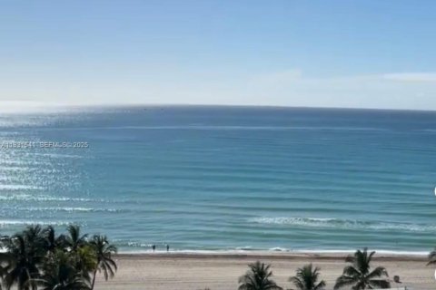 Снять в аренду кондоминиум в Холливуд, Флорида 2 спальни, 132.85м2, № 1990144 - фото 1