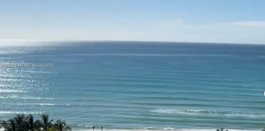 Кондоминиум с 2 спальнями в Холливуд, Флорида № 1990144