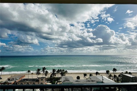 Снять в аренду кондоминиум в Холливуд, Флорида 2 спальни, 132.85м2, № 1990144 - фото 3