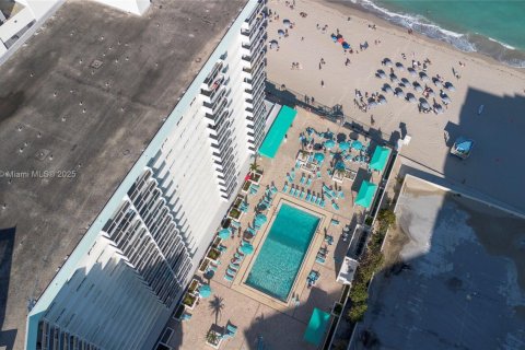 Снять в аренду кондоминиум в Холливуд, Флорида 2 спальни, 111.2м2, № 1958862 - фото 17