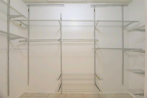 Снять в аренду таунхаус в Пемброк-Пайнс, Флорида 2 спальни, 104.05м2, № 2051335 - фото 22