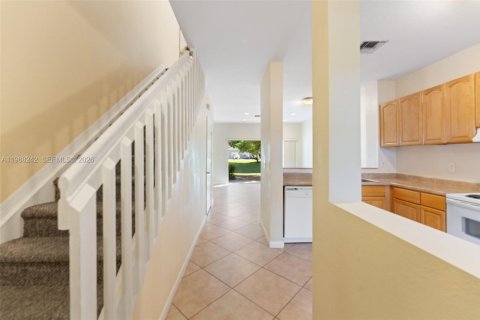 Снять в аренду таунхаус в Пемброк-Пайнс, Флорида 2 спальни, 104.05м2, № 2051335 - фото 3