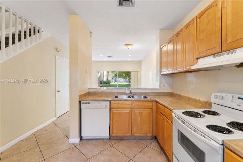 Снять в аренду таунхаус в Пемброк-Пайнс, Флорида 2 спальни, 104.05м2, № 2051335 - фото 5