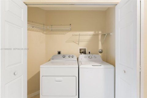 Снять в аренду таунхаус в Пемброк-Пайнс, Флорида 2 спальни, 104.05м2, № 2051335 - фото 11