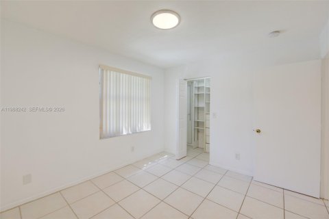 Снять в аренду таунхаус в Пемброк-Пайнс, Флорида 2 спальни, 104.05м2, № 2051335 - фото 24