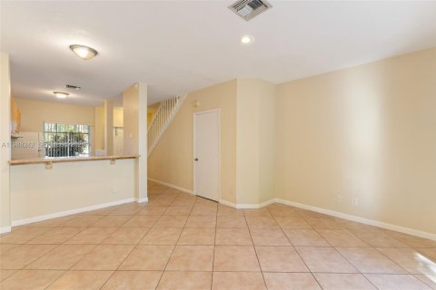 Снять в аренду таунхаус в Пемброк-Пайнс, Флорида 2 спальни, 104.05м2, № 2051335 - фото 7