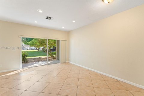 Снять в аренду таунхаус в Пемброк-Пайнс, Флорида 2 спальни, 104.05м2, № 2051335 - фото 6