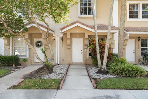 Снять в аренду таунхаус в Пемброк-Пайнс, Флорида 2 спальни, 104.05м2, № 2051335 - фото 2