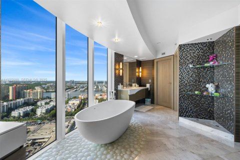 Condo in Sunny Isles Beach, Florida, 3 bedrooms № 2186255 - photo 11
