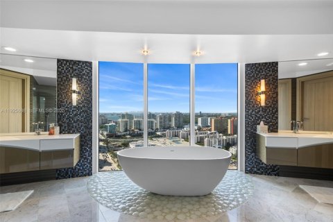 Condo in Sunny Isles Beach, Florida, 3 bedrooms № 2186255 - photo 3