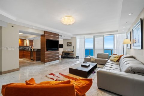 Condo in Sunny Isles Beach, Florida, 3 bedrooms  № 2186255