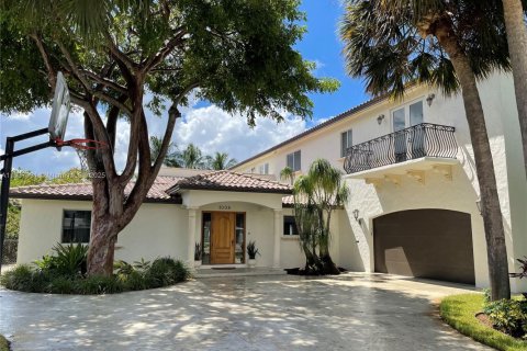 Снять в аренду виллу или дом в Форт-Лодердейл, Флорида 5 спален, 358.42м2, № 1958465 - фото 1