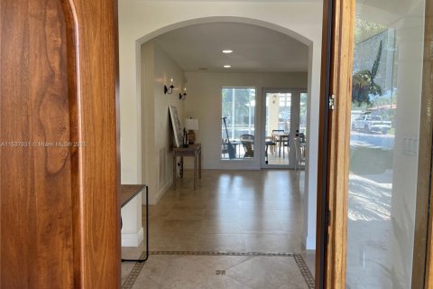 Снять в аренду виллу или дом в Форт-Лодердейл, Флорида 5 спален, 358.42м2, № 1958465 - фото 2