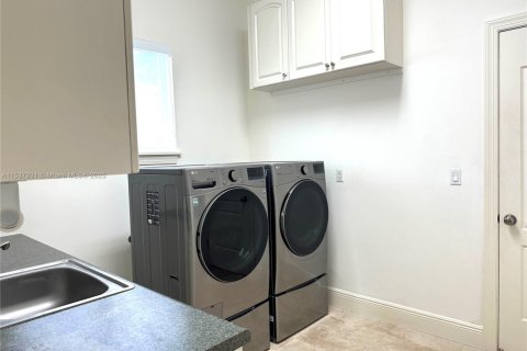 Снять в аренду виллу или дом в Форт-Лодердейл, Флорида 5 спален, 358.42м2, № 1958465 - фото 13