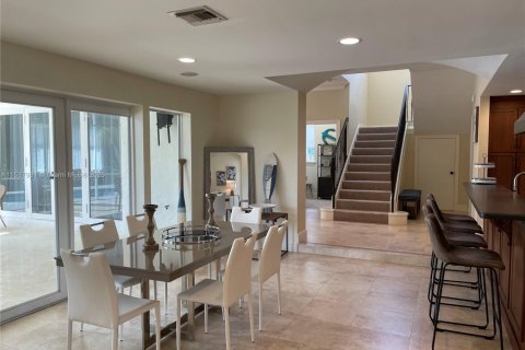 Снять в аренду виллу или дом в Форт-Лодердейл, Флорида 5 спален, 358.42м2, № 1958465 - фото 4