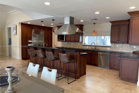 Снять в аренду виллу или дом в Форт-Лодердейл, Флорида 5 спален, 358.42м2, № 1958465 - фото 3