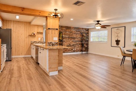 House in Saint Petersburg, Florida 2 bedrooms, 92.62 sq.m. № 2419834 - photo 6