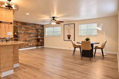 House in Saint Petersburg, Florida 2 bedrooms, 92.62 sq.m. № 2419834 - photo 8