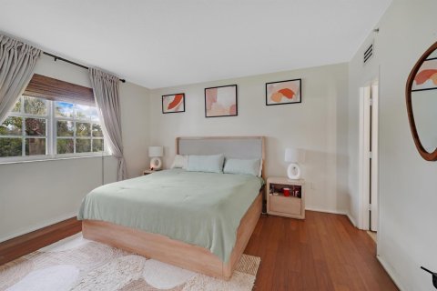 Condo in Pembroke Pines, Florida, 3 bedrooms № 2249886 - photo 30