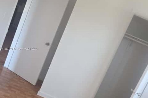 Снять в аренду квартиру в Флорида-Сити, Флорида 2 спальни, 323.86м2, № 1957748 - фото 3