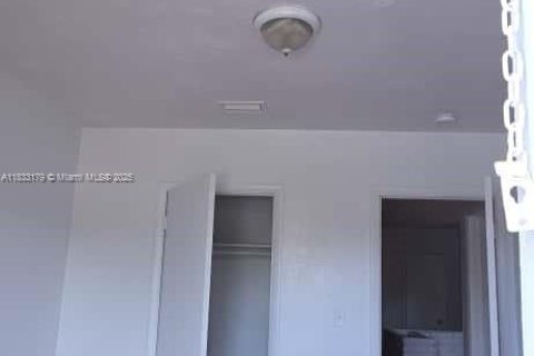 Снять в аренду квартиру в Флорида-Сити, Флорида 2 спальни, 323.86м2, № 1957748 - фото 1