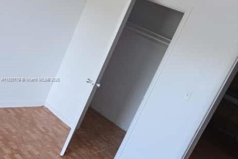 Снять в аренду квартиру в Флорида-Сити, Флорида 2 спальни, 323.86м2, № 1957748 - фото 2