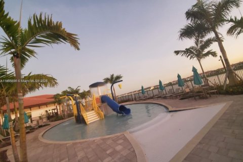 Touwnhouse à louer à Hialeah, Floride: 3 chambres, 153.29 m2 № 1946715 - photo 6