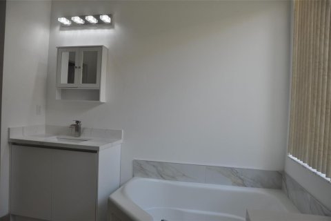 Villa ou maison à louer à Weston, Floride: 4 chambres, 230.03 m2 № 2087629 - photo 12