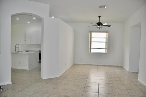 Villa ou maison à louer à Weston, Floride: 4 chambres, 230.03 m2 № 2087629 - photo 5