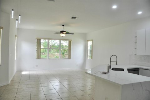 Villa ou maison à louer à Weston, Floride: 4 chambres, 230.03 m2 № 2087629 - photo 6