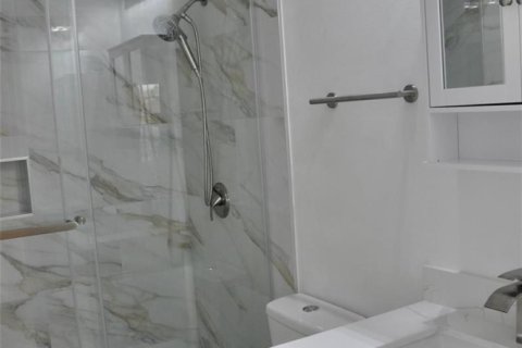 Villa ou maison à louer à Weston, Floride: 4 chambres, 230.03 m2 № 2087629 - photo 15
