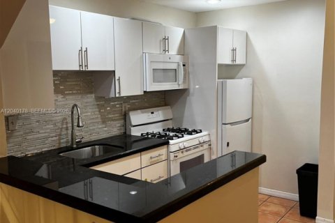 Condominio en alquiler en Pinecrest, Florida, 2 dormitorios, 89.19 m2 № 2086443 - foto 3