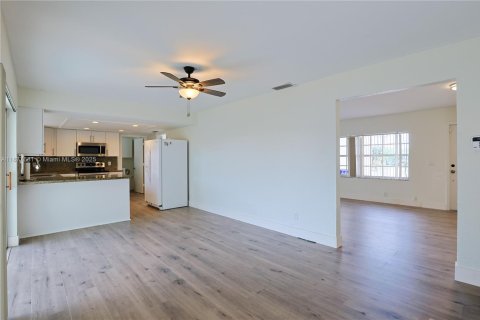 Villa ou maison à louer à Pembroke Pines, Floride: 4 chambres, 158.77 m2 № 1933183 - photo 7