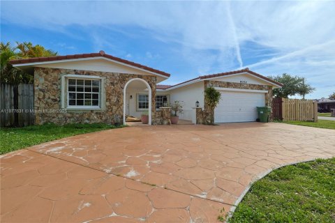 Villa ou maison à louer à Pembroke Pines, Floride: 4 chambres, 158.77 m2 № 1933183 - photo 2