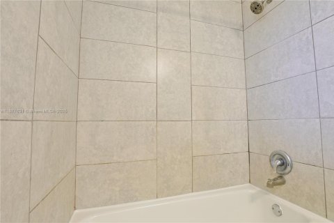 Villa ou maison à louer à Pembroke Pines, Floride: 4 chambres, 158.77 m2 № 1933183 - photo 17