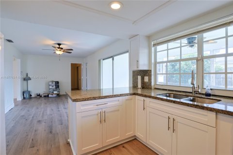 Villa ou maison à louer à Pembroke Pines, Floride: 4 chambres, 158.77 m2 № 1933183 - photo 4