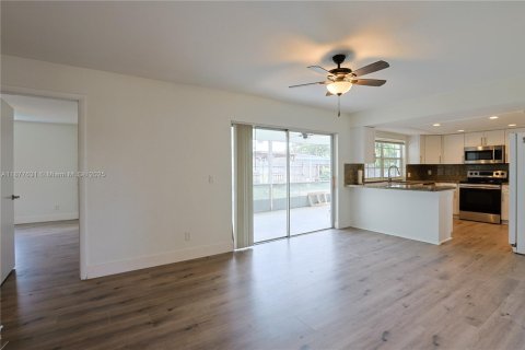 Villa ou maison à louer à Pembroke Pines, Floride: 4 chambres, 158.77 m2 № 1933183 - photo 5