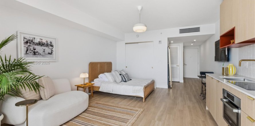 Estudio en el Condominio en Miami, Florida  № 2077646