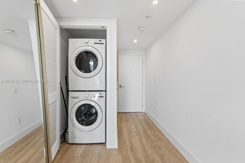 Condominio en alquiler en Miami, Florida № 2077646 - foto 9