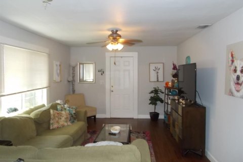 Commercial property in Saint Petersburg, Florida 4 bedrooms, 140.47 sq.m. № 1720410 - photo 12