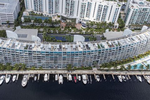 Кондоминиум с 2 спальнями в Авентура, Флорида № 2057098