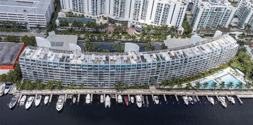 Кондоминиум с 2 спальнями в Авентура, Флорида № 2057098