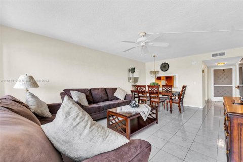 Condo in Hallandale Beach, Florida, 1 bedroom  № 1860961 - photo 15