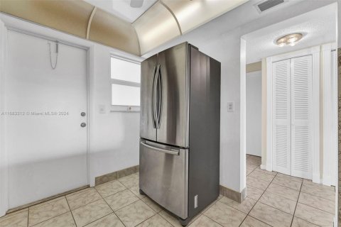 Condo in Hallandale Beach, Florida, 1 bedroom  № 1860961 - photo 7