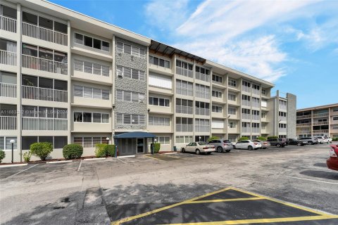 Condo in Hallandale Beach, Florida, 1 bedroom  № 1860961 - photo 1
