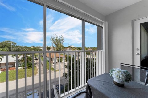Condo in Hallandale Beach, Florida, 1 bedroom  № 1860961 - photo 21