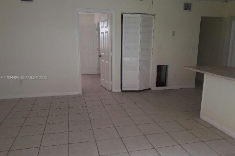 Снять в аренду кондоминиум в Опа-Локка, Флорида 3 спальни, 98.1м2, № 1992580 - фото 7