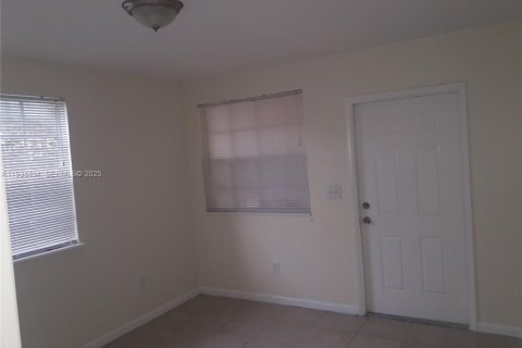 Снять в аренду кондоминиум в Опа-Локка, Флорида 3 спальни, 98.1м2, № 1992580 - фото 1