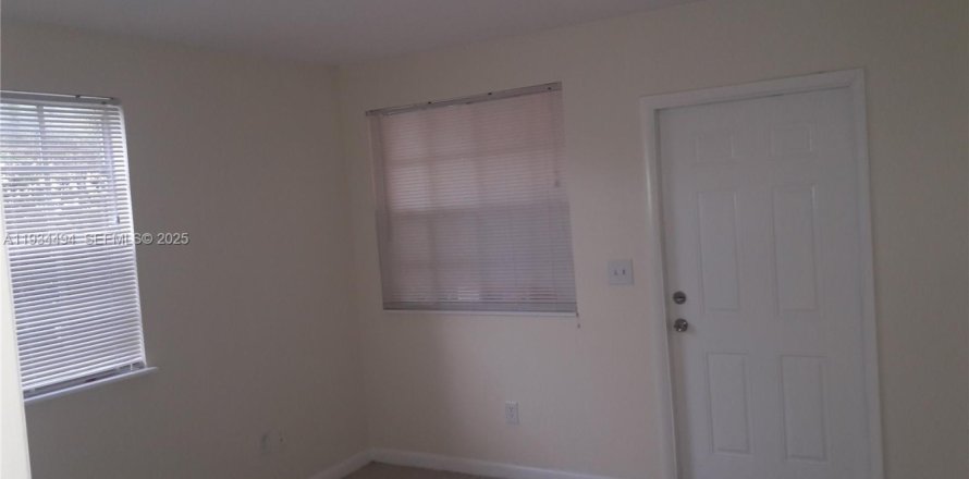 Кондоминиум с 3 спальнями в Опа-Локка, Флорида № 1992580